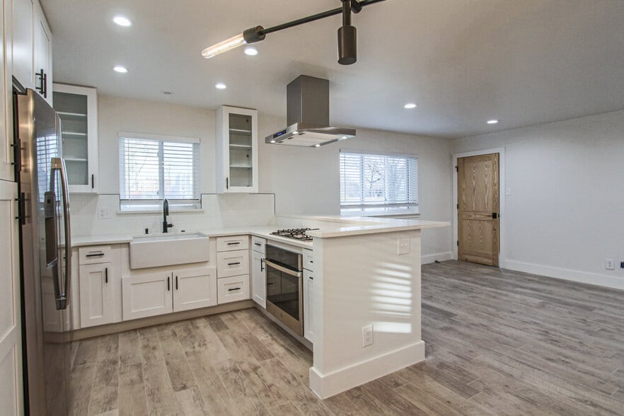 Primary Photo - Knoxwood Apartments