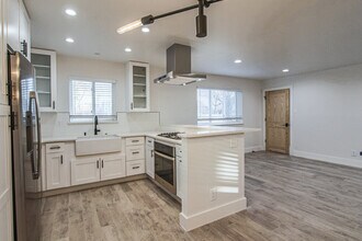 Building Photo - Knoxwood Apartments - Updated Units!