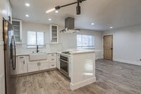 Building Photo - Knoxwood Apartments - Updated Units!