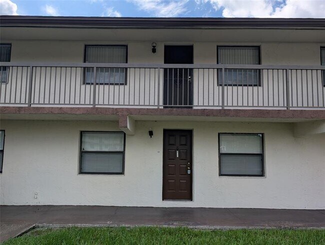 Primary Photo - 6040 Shaker Wood Cir