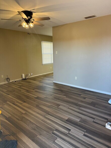 Living room - 1001 Westview Dr