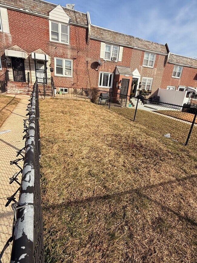 Building Photo - Spacious 3BR Home in Overbrook Park – Front Yard, Modern Kitchen, Washer and Dryer & Basement