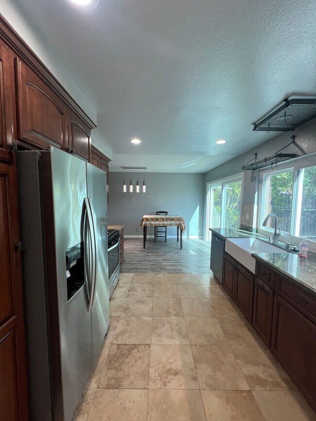 Building Photo - Garden Park Townhomes: 3 Bedroom 3 Bath At...