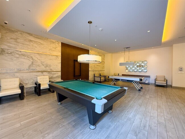 Building Photo - 999 SW 1st Ave