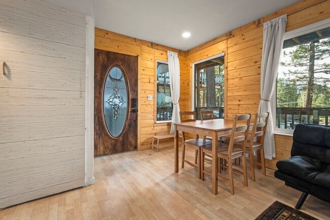 Building Photo - Nice condo near Heavenly available now!