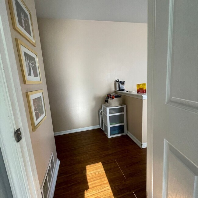 Building Photo - SPACIOUS bi-level apartment with fenced yard