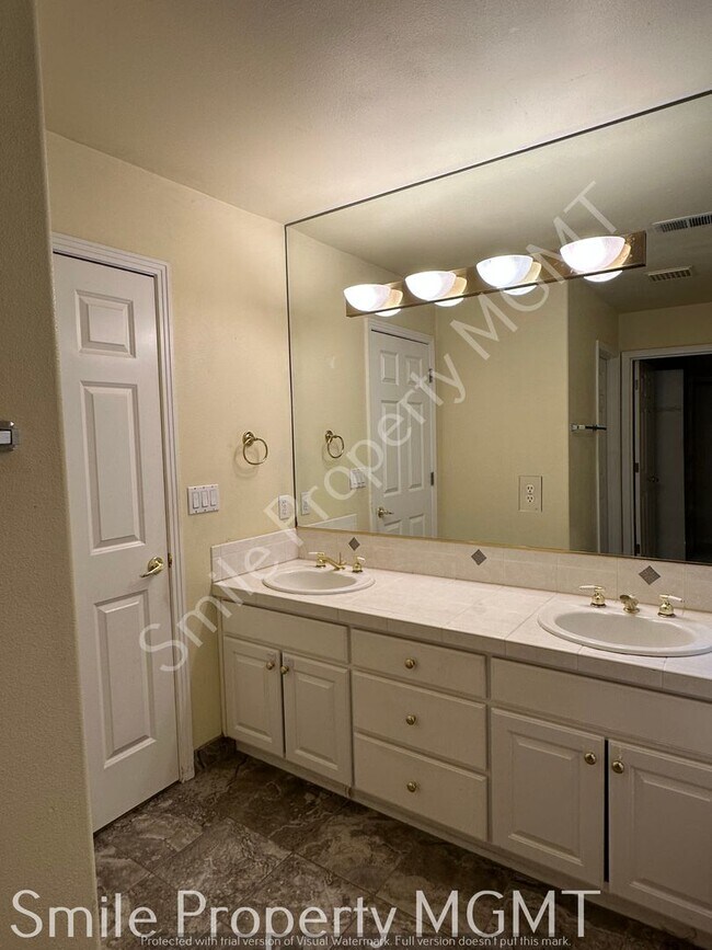 Building Photo - single house