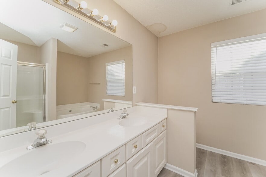 Building Photo - 2320 Highland Park Dr