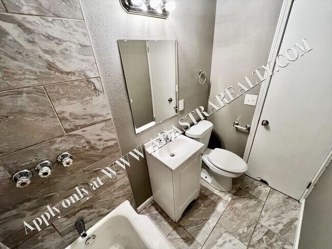 Building Photo - Cozy 2 Bed 1 Bath Duplex in Independence-Available NOW!!