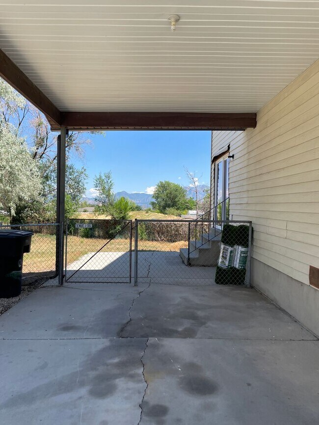 Building Photo - 2 Bedroom, 1.5 Bathroom Twin Home in West ...