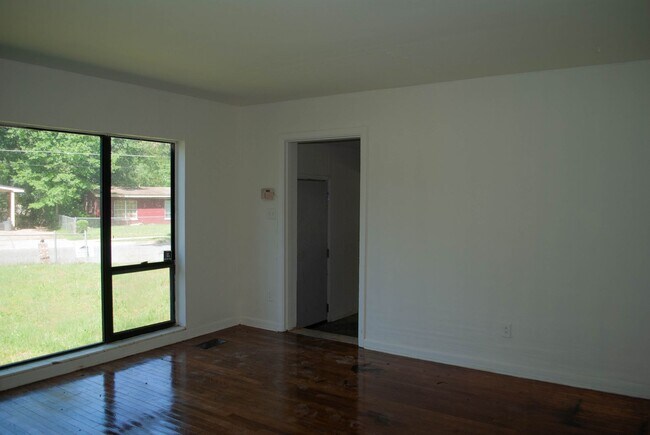 Building Photo - 700 Apache St