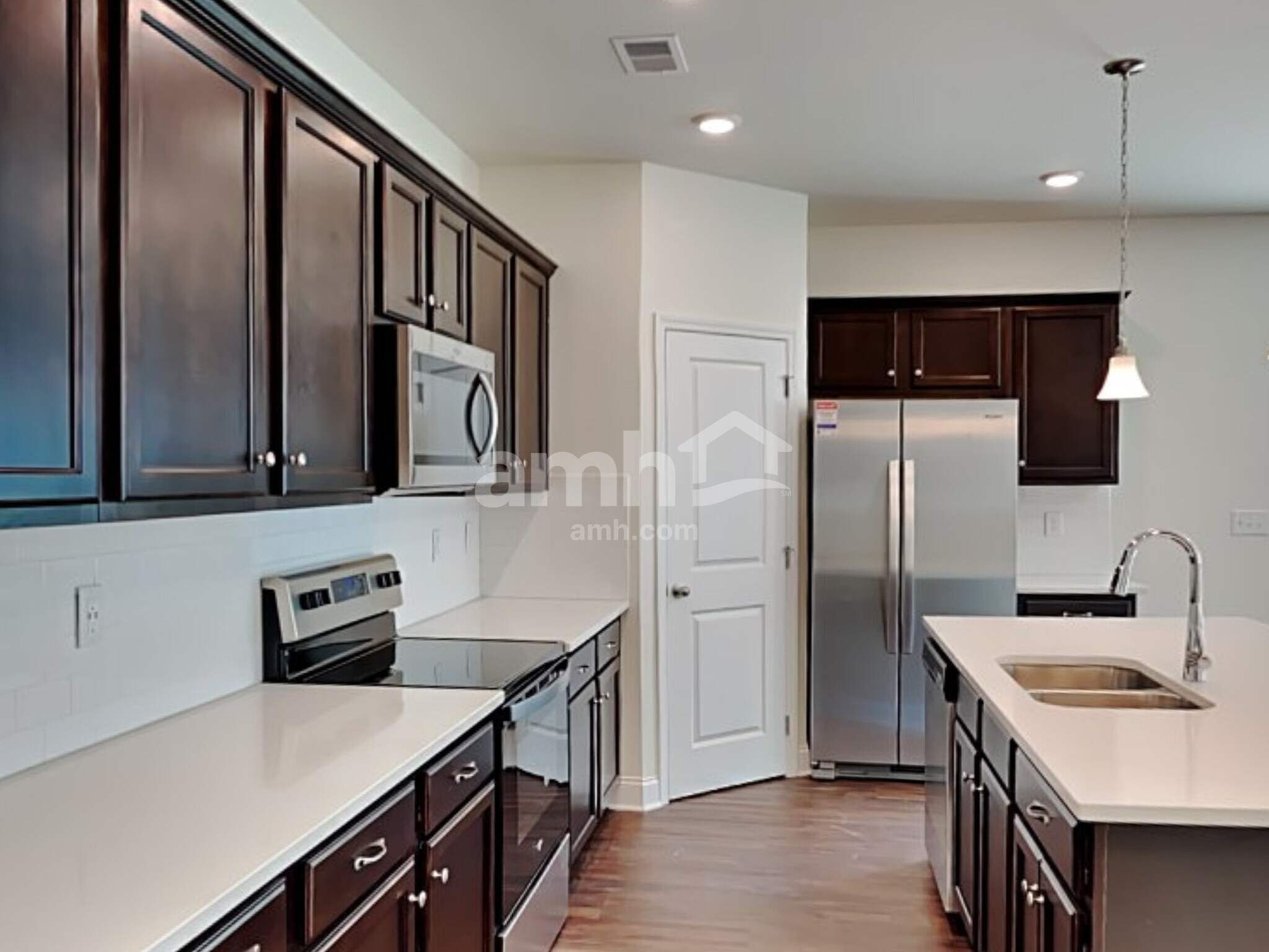 Building Photo - 899 Carnaby Ln