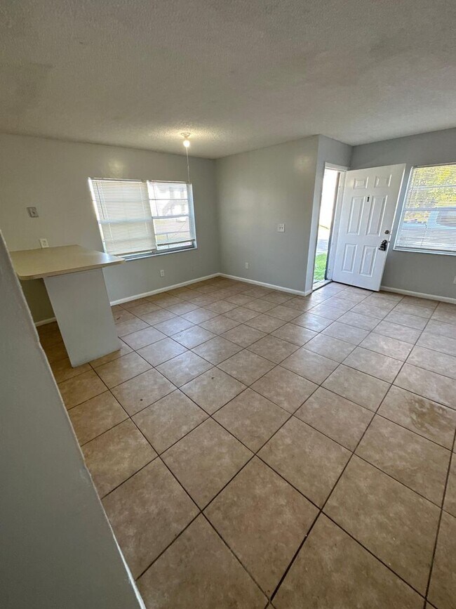 Building Photo - 712 Eaverson St