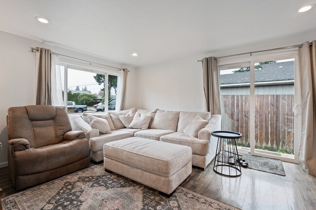 Building Photo - 4817 N Vassault Dr