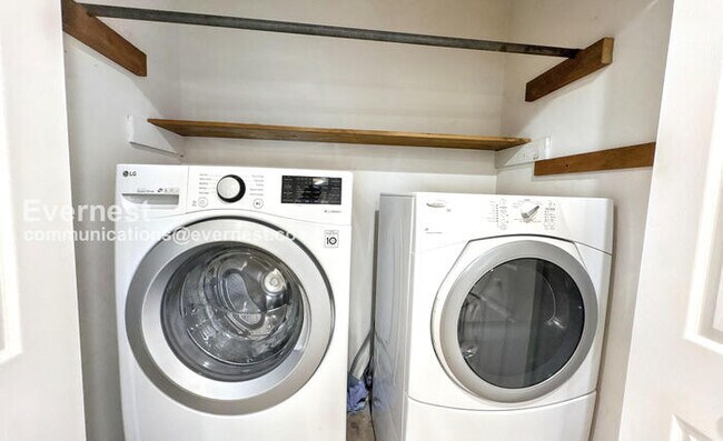 Building Photo - 3 Bed/2 Bath Home with Fenced Yard & Garage / Available Now!