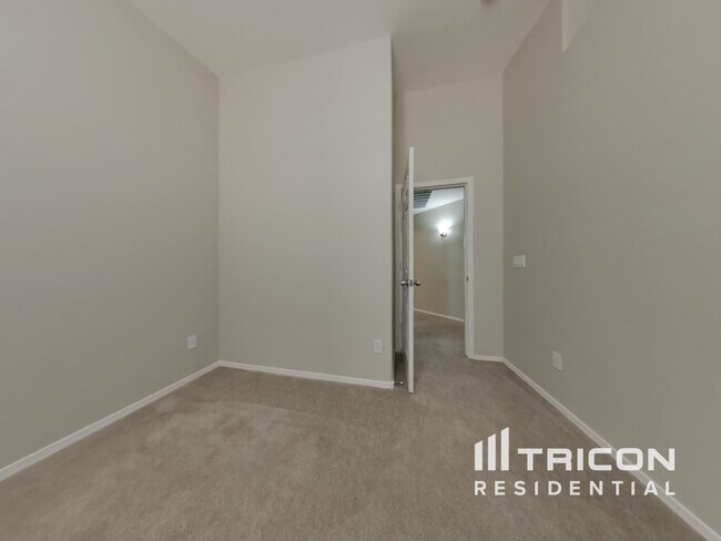 Building Photo - 13712 W Solano Dr