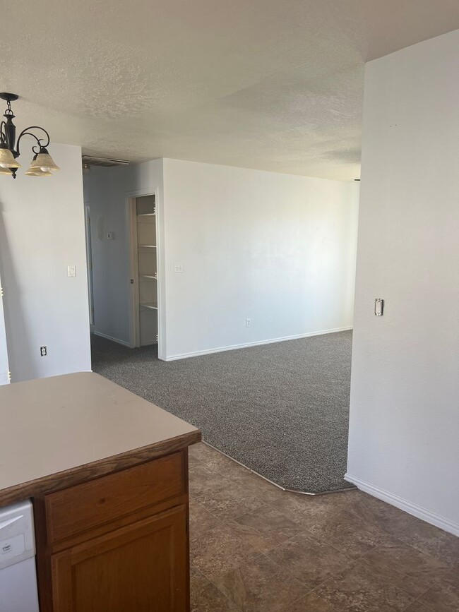 Building Photo - Freshly updated 3 bedroom 2 bathroom apart...