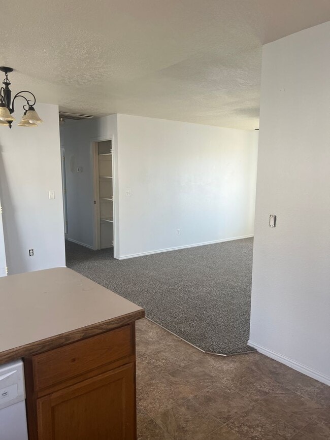 Building Photo - Freshly updated 3 bedroom 2 bathroom apartment in St George!