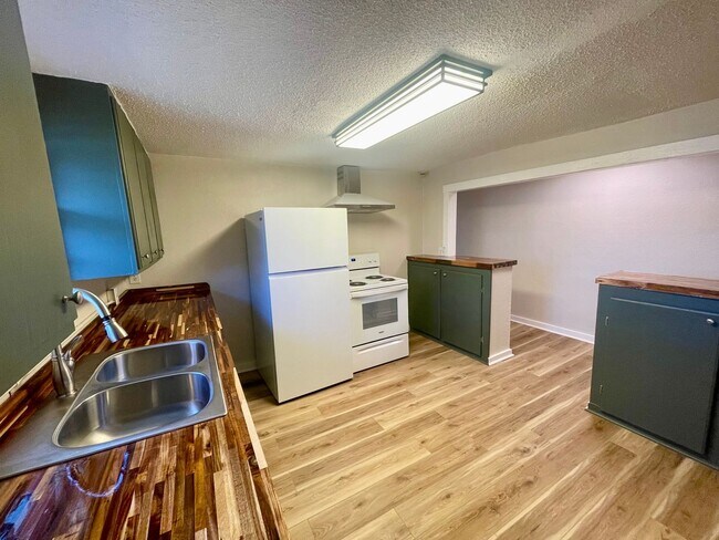 Building Photo - 10th Ave NW Duplex