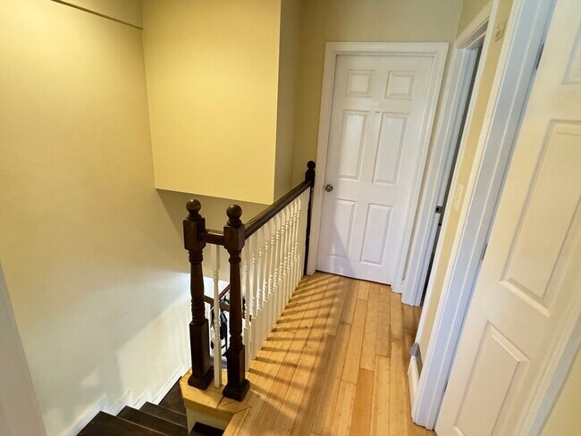 Building Photo - 5 St James Pl