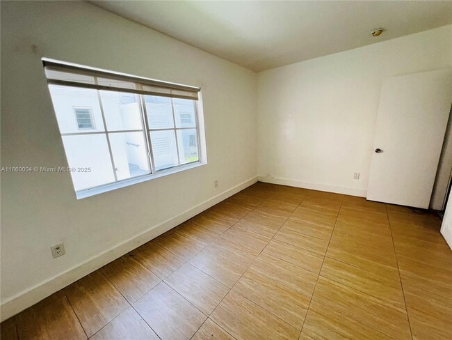 Building Photo - 1001 Bay Dr