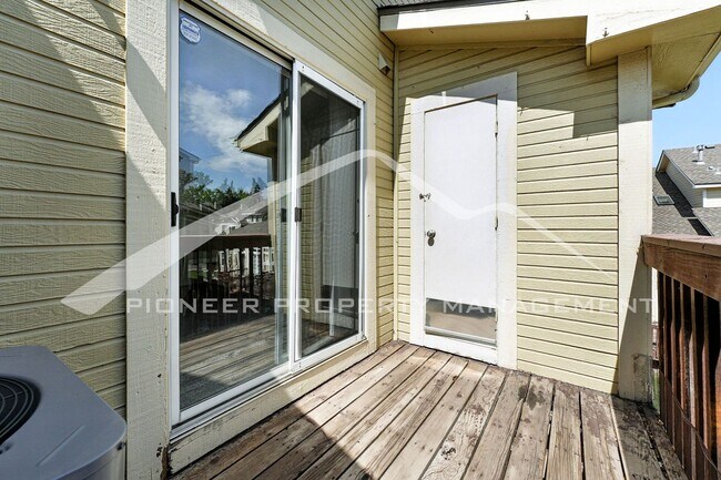 Building Photo - Spacious Condo with Washer/Dryer and Centr...