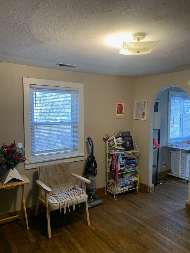 Building Photo - One bedroom, One bath duplex: Maple Height...