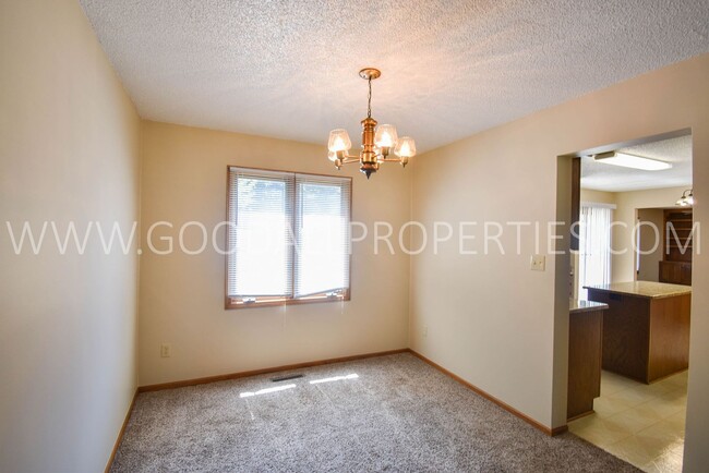 Building Photo - 3 Bedroom West Des Moines Home for Rent