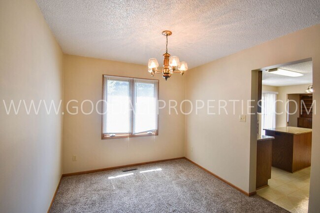 Building Photo - Charming 3 Bedroom in West Des Moines Home for Rent