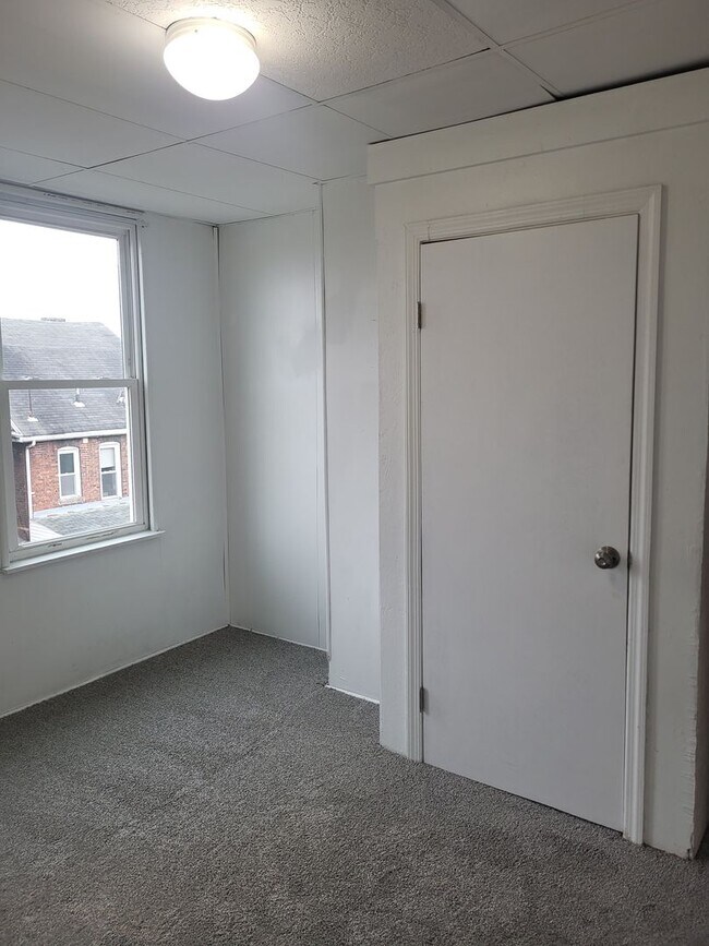 Building Photo - Available July 5, 2026! Spacious 4 bedroom/2 bath in Oakland - Close to Pitt Campus!