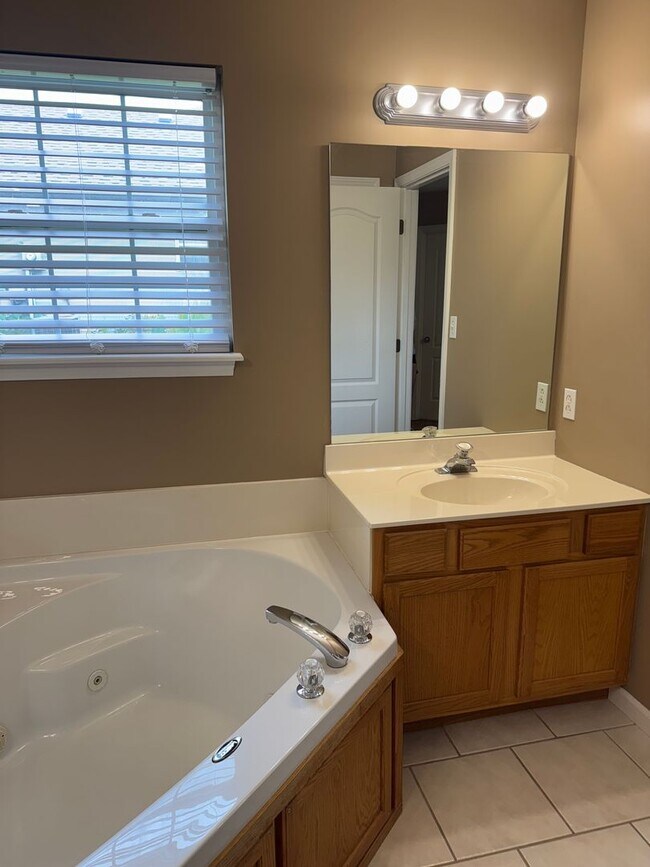 Building Photo - Single Family Home - Available For Rent!