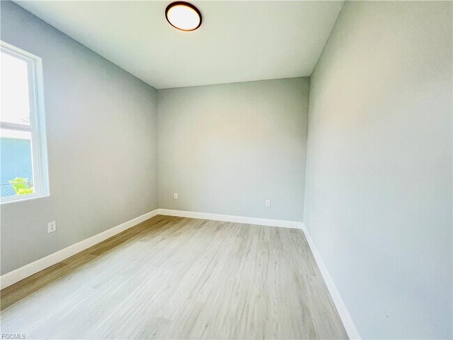 Building Photo - 2718 Helen Cir