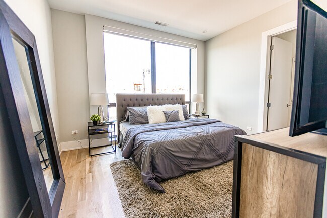 Building Photo - 4747 N Ashland Ave