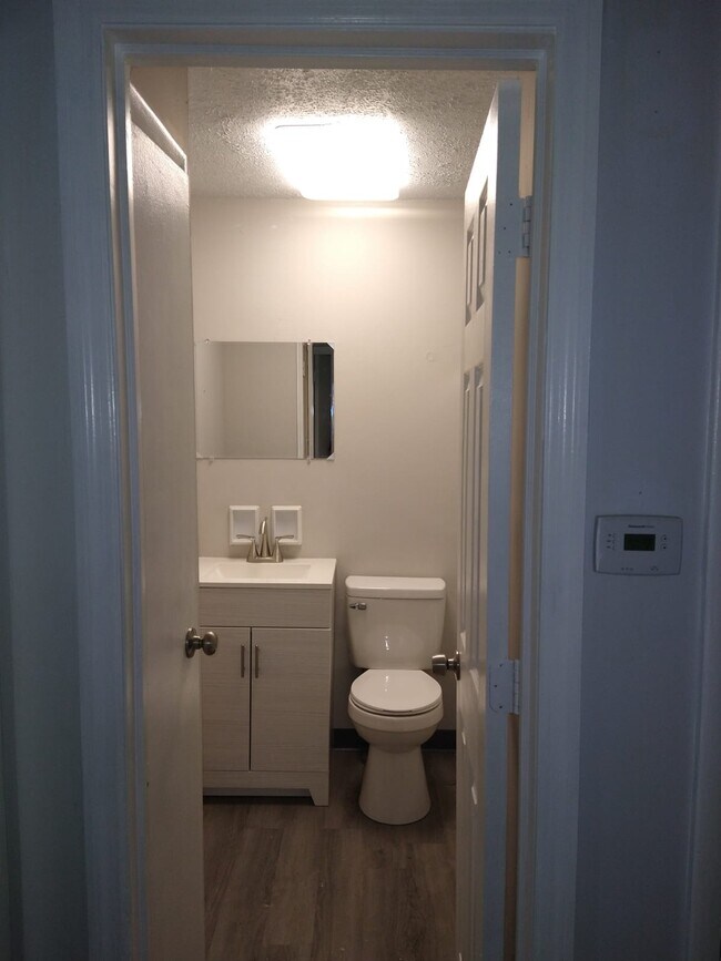 Building Photo - 3901 Chateau Dr