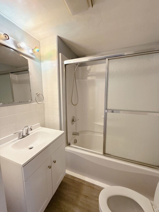 Building Photo - Available Now - 2bed, 1 bath house