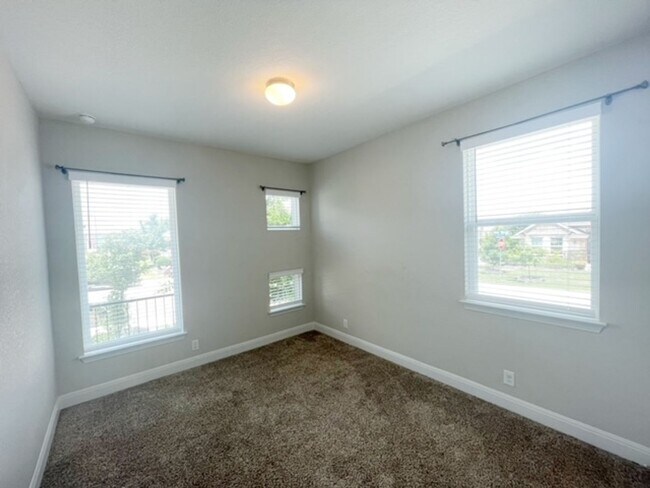 Building Photo - This stunning, 4BED/2BATH, well maintained...