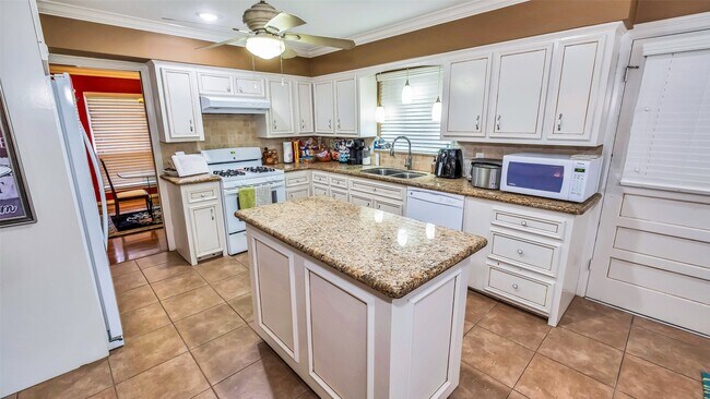 Building Photo - 7919 Montglen Dr