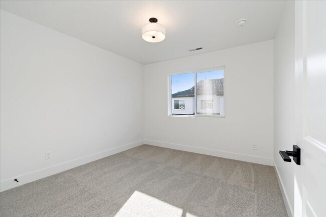 Building Photo - Brand New 3 Bed 2.5 Bath Townhouse With Many Amenities