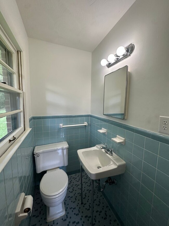 Building Photo - 729 W 38th St