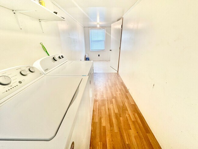 Building Photo - 1058 Flint Hill St