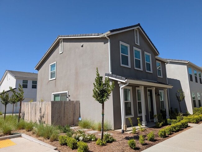 Building Photo - Modern home in a modern community featurin...