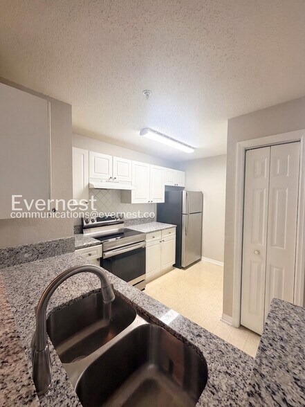 Building Photo - 18001 Richmond Pl Dr