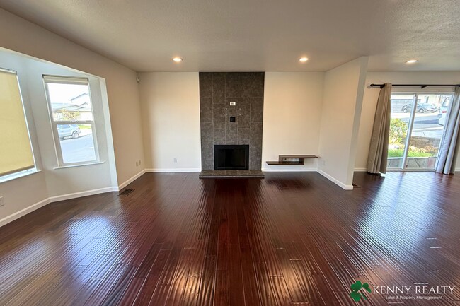 Building Photo - Beautifully Remodeled 4 Bed Home with Loft + Prime Location