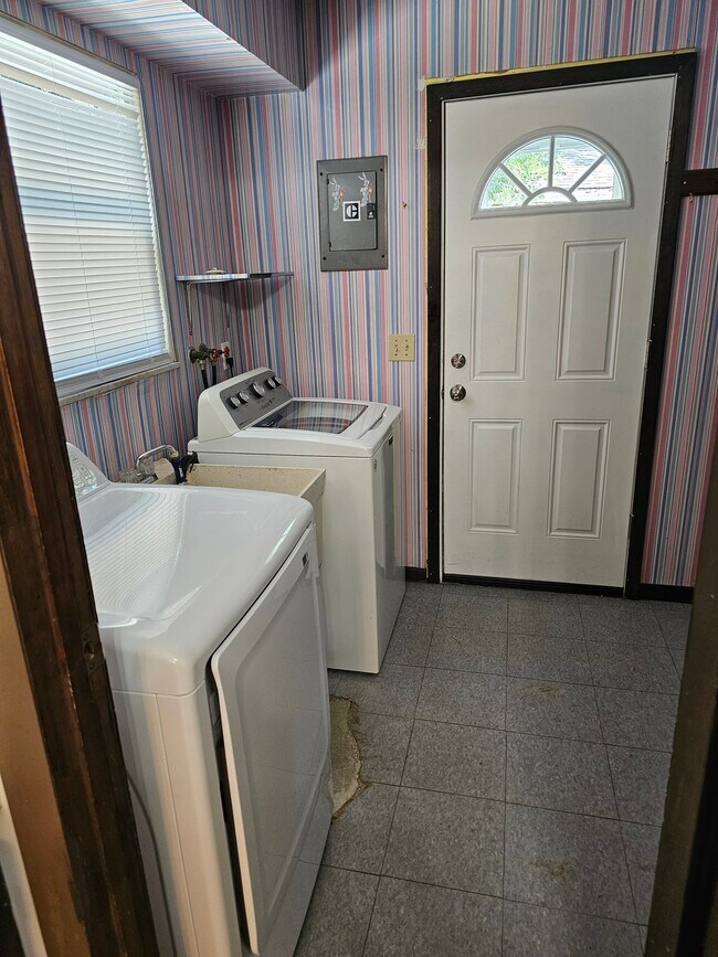 Building Photo - 37377 Green Dr