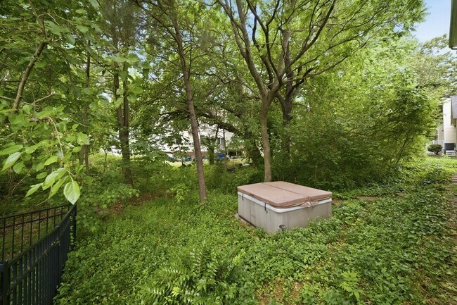 Building Photo - 431 Shorewood Pl