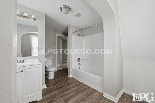 Building Photo - 928 W Gramercy Ave