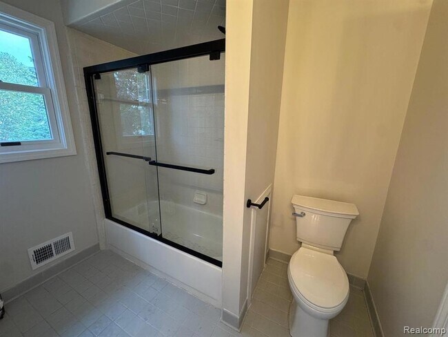 Building Photo - 2343 Heritage Pointe Dr