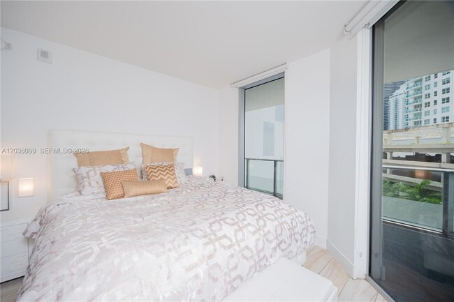Building Photo - 1300 Brickell Bay Dr