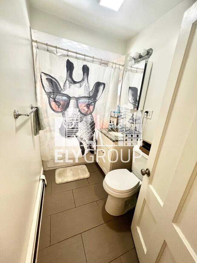 Building Photo - 165 Sharon St