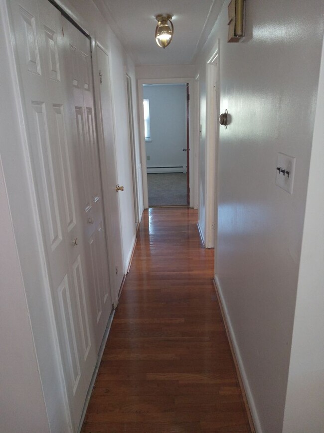 Building Photo - 3BR 1.5 bath twin in LANSDALE!